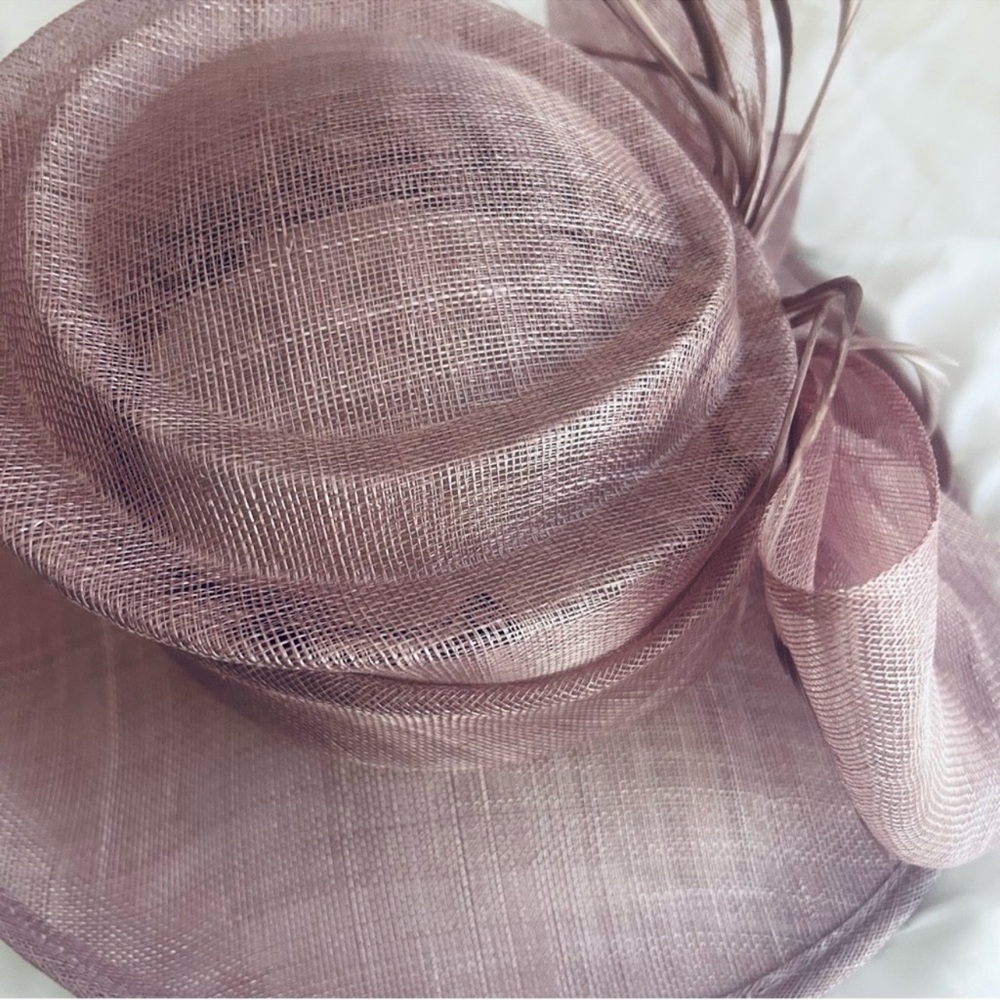 Kentucky Derby Hat. 
Beautiful Light mauve In New Condition, 
Worn once indoors. - Picture 5 of 14